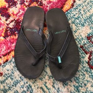Blacks Hartman flip Flops size 6 in black